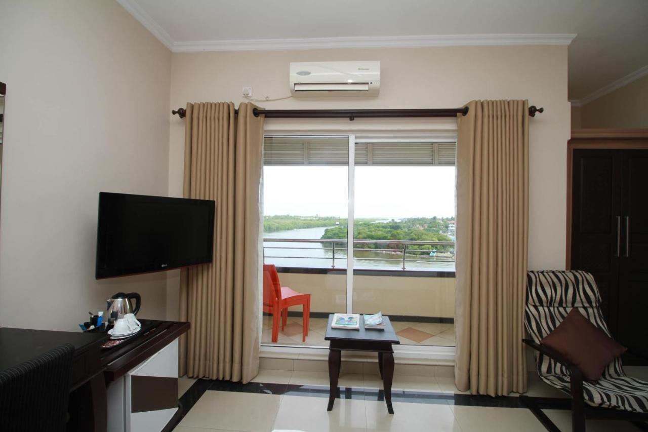 Oyo 317 Choy'S Waterfront Residence Negombo Esterno foto
